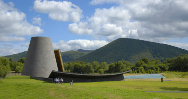 Parc de Vulcania et Puy-de-Dôme en fond, Auvergne, France.