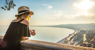 AS_165561606 - Femme regardant l'horizon 